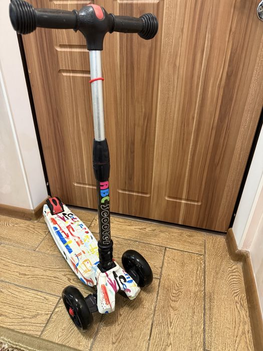 Самокат трехколесный