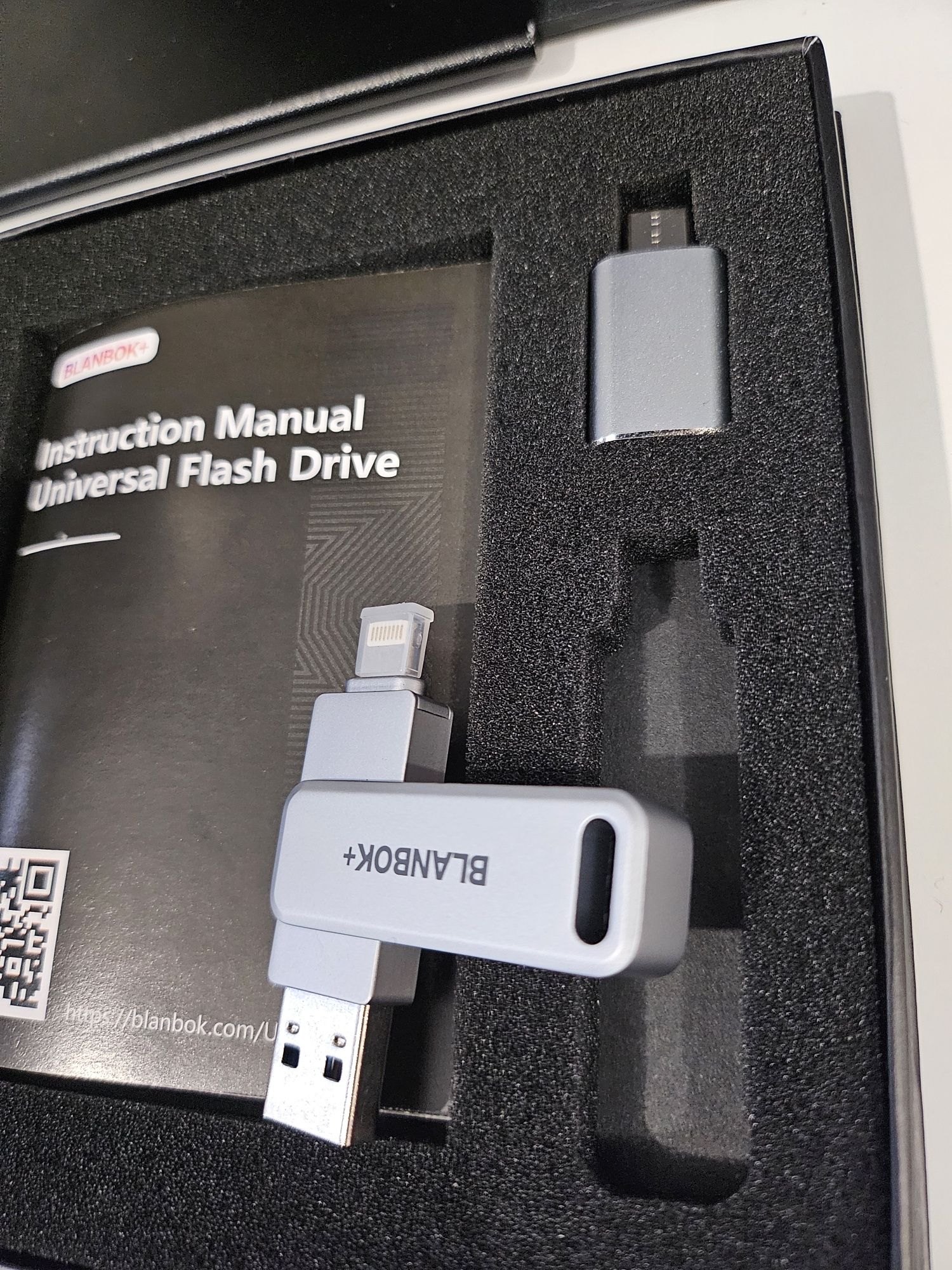 Pamięć USB z trzema interfejsami USB/Lightning/typ C 256GB