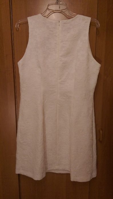Sukienka biała w tłoczone kwiaty, z grubszego materiału - nowa