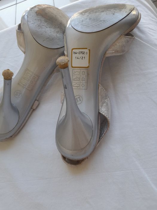 Sandália prateada em bom estado