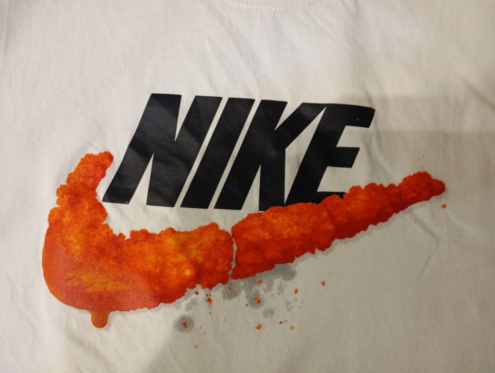 Футболка Nike з великим логотипом.
