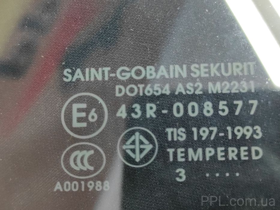 Mazda 3 BK 2003-2009 седан стекло двери уголок задний правый BN8V72651