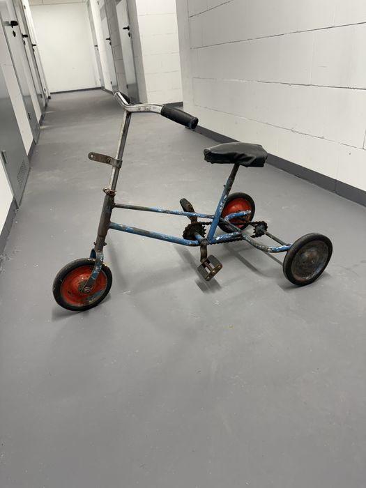 Stary metalowy rowerek trójkołowy PRL – retro, vintage, kolekcjonerski