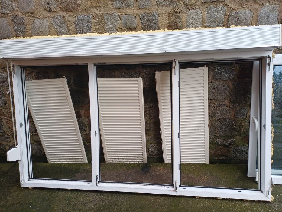 Okno trzyskrzydlowe z roleta