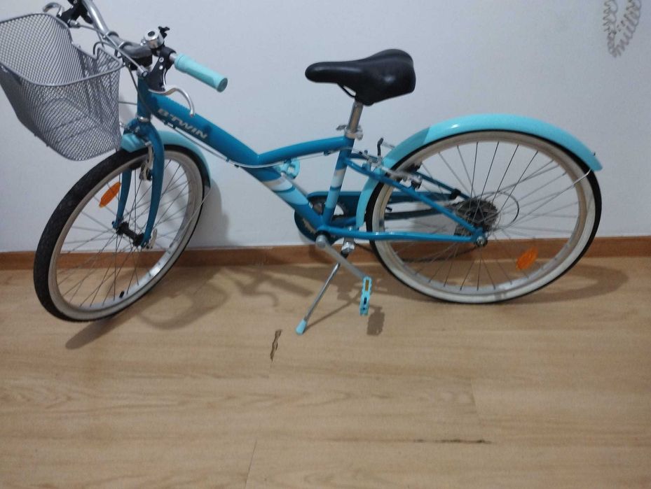 Bicicleta Azul com Cesta – Quase Nova
