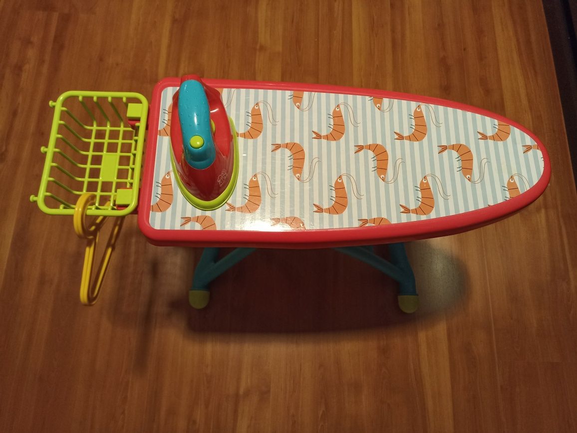 Brinquedo tábua e ferro engomar