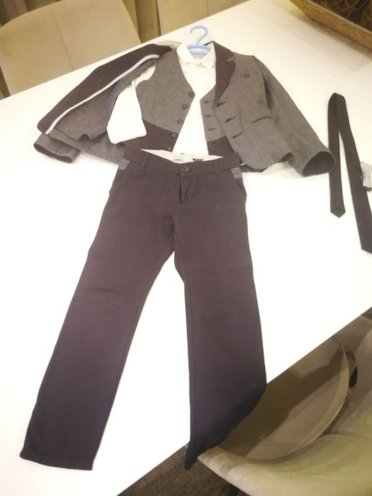 Conjunto menino fato completo.