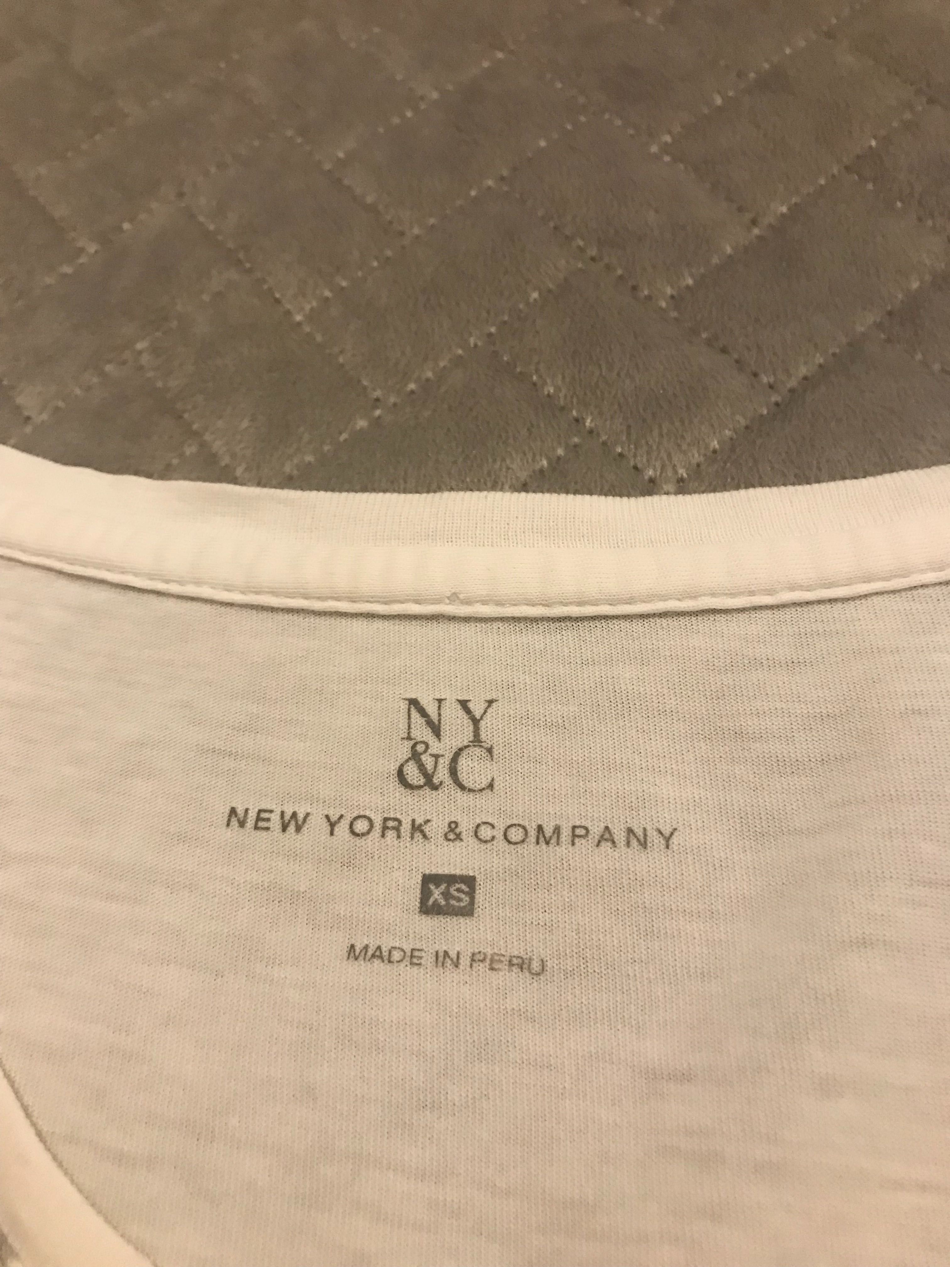 Biały T-shirt ze wzorem New York & Company rozm. XS