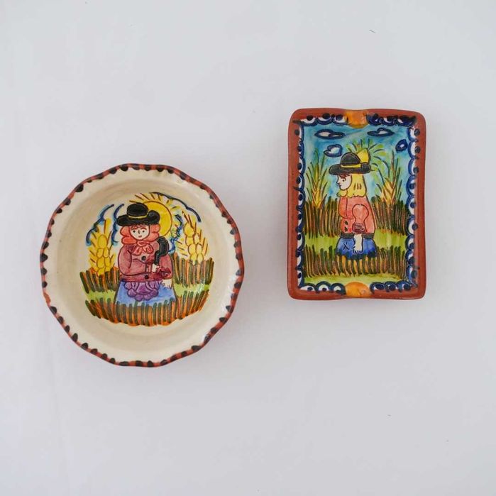 Conjunto em barro com motivos alentejanos assinado "Flosa Redondo"