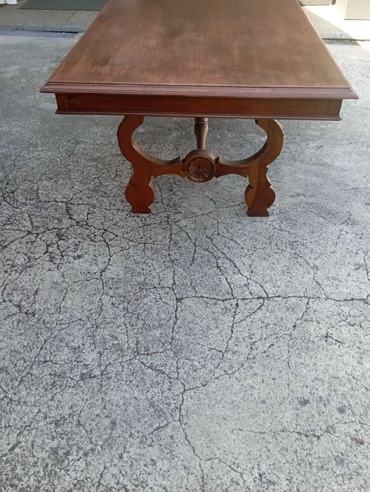 Mesa de jantar em madeira  maciça e 6 cadeiras em madeira e couro