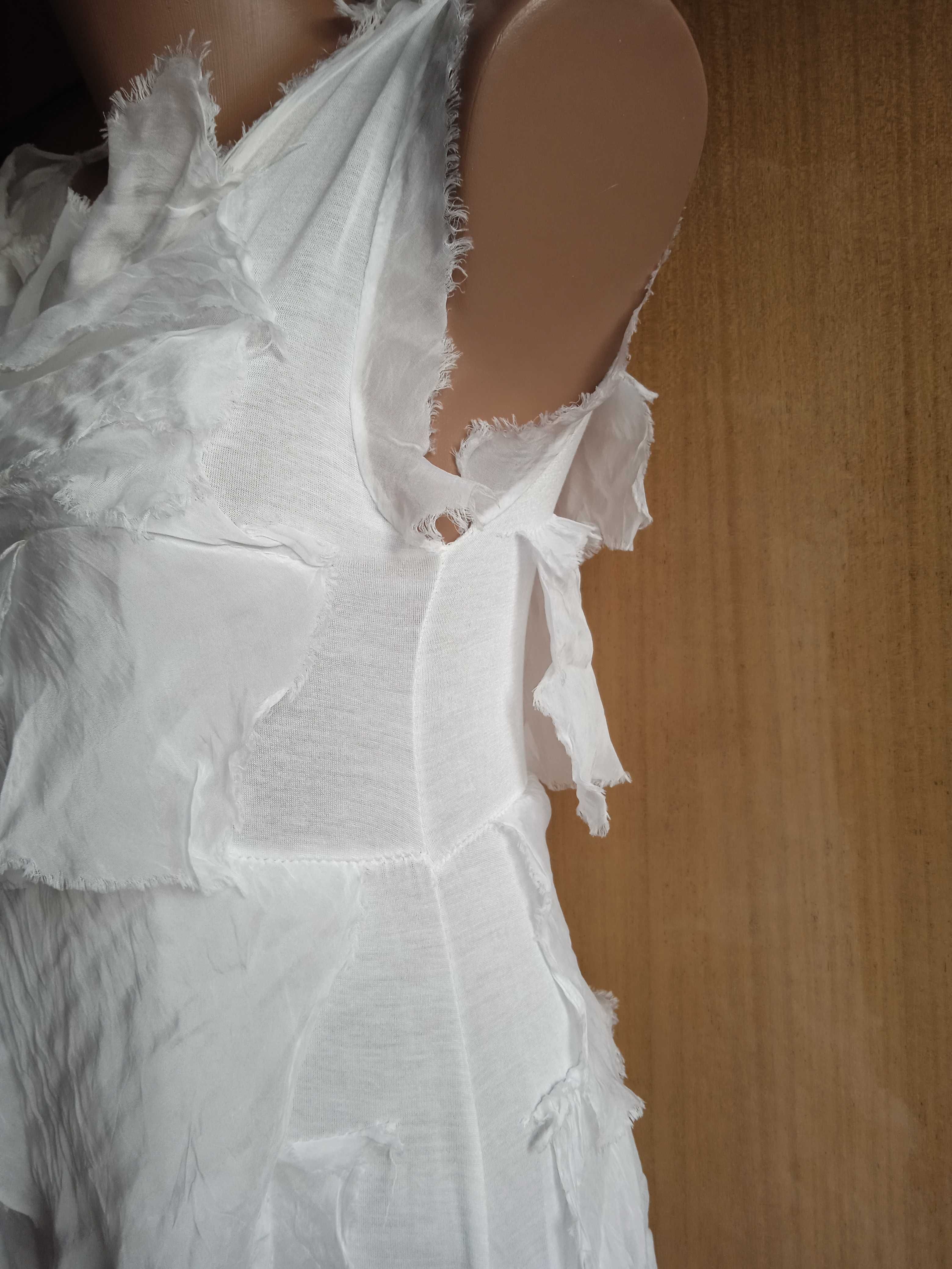 Новое белое очень нарядное платье.