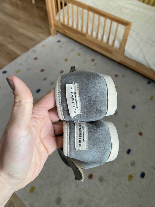 Kapcie dla dziecka 34 Slippers family szare stan bdb