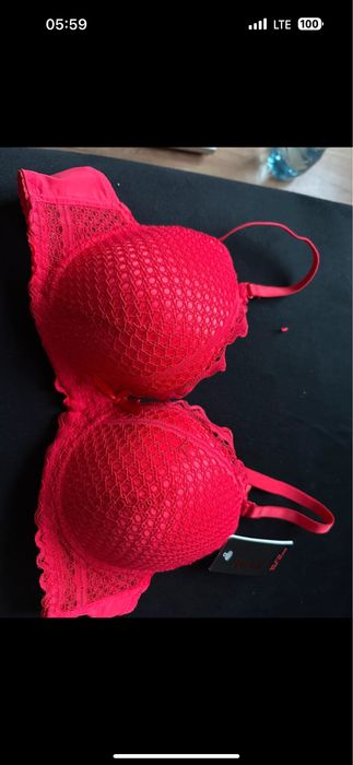 Biustonosz nowy czwrwony