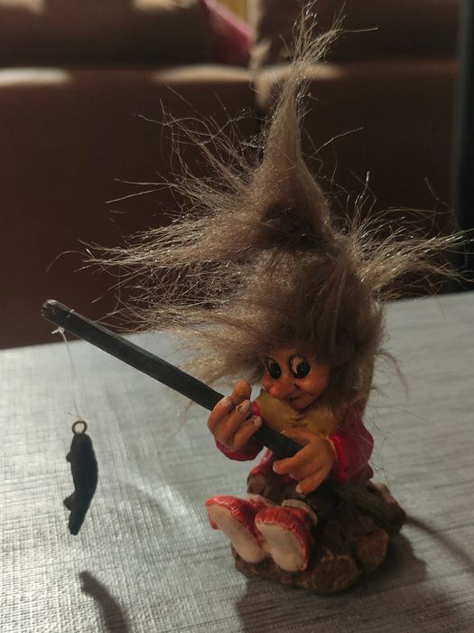 Figura Troll Pescador Vintage
Troll nórdico clássico sentado a pescar