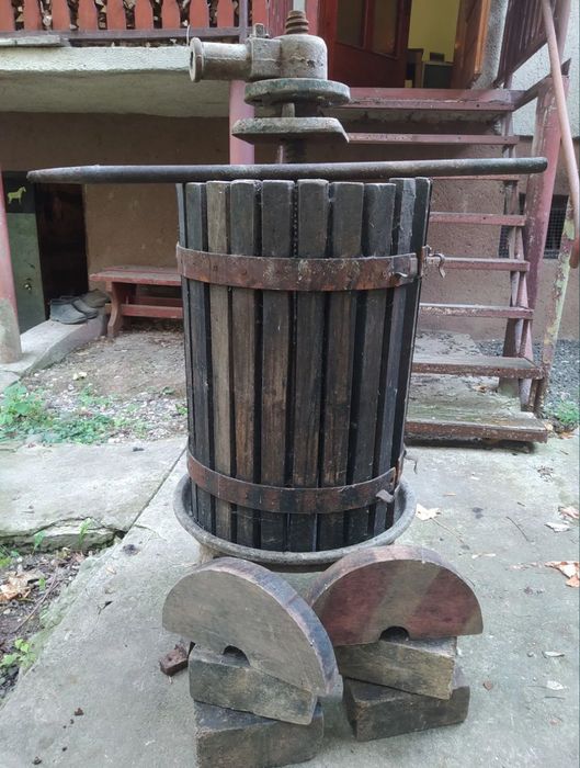 Продам комплект: пресс виноградний ссср в зборі + дробильня дешево !