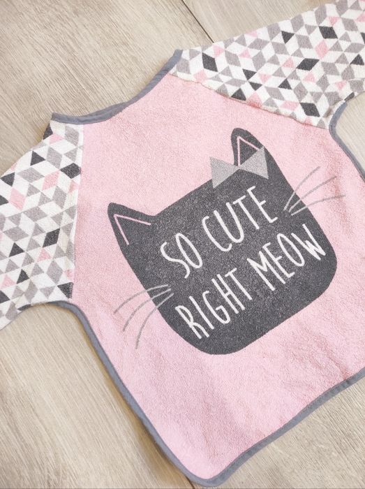 wodoodporny śliniak z  długimi rękawami / fartuszek do karmienia