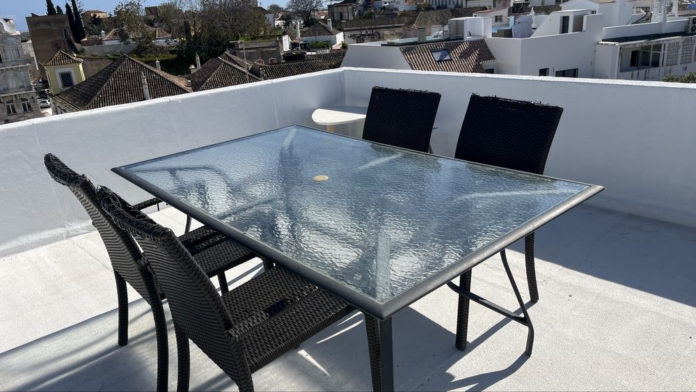 Mesa de jardim em muito bom estado - oferta de 5 cadeiras