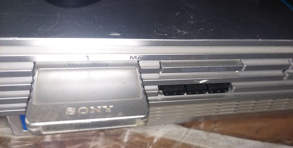 Konsola ps2 fat silver.