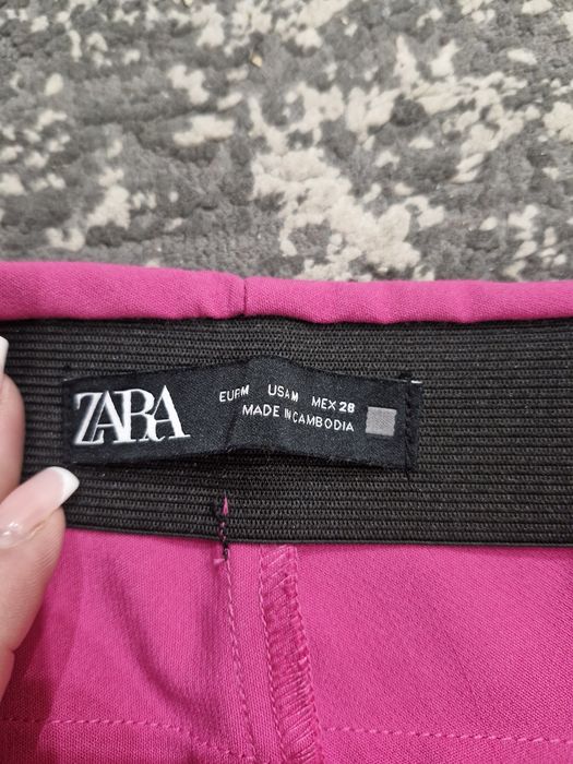 Яскраві брюки кльош від Zara