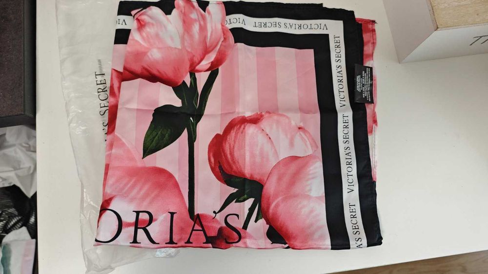 Сатиновий шарф Victoria's Secret Pink Peony
