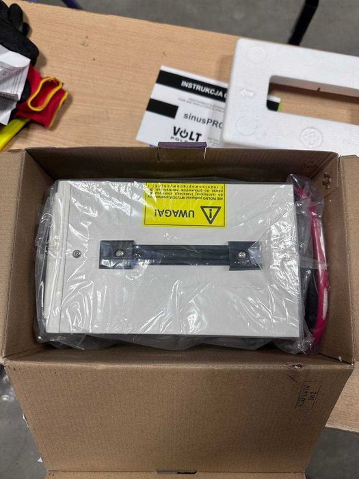 Інвертор VOLT POLSKA SINUS PRO 12V/800W (інвертор+зарядка 2в1)