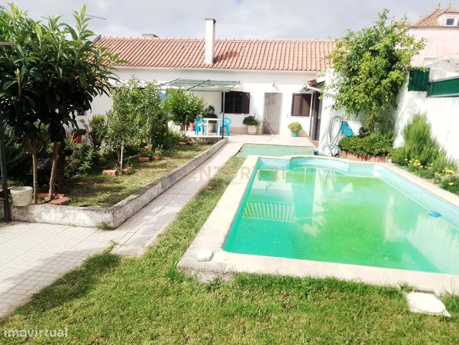Moradia Térrea com Piscina em Aveiras de Baixo.