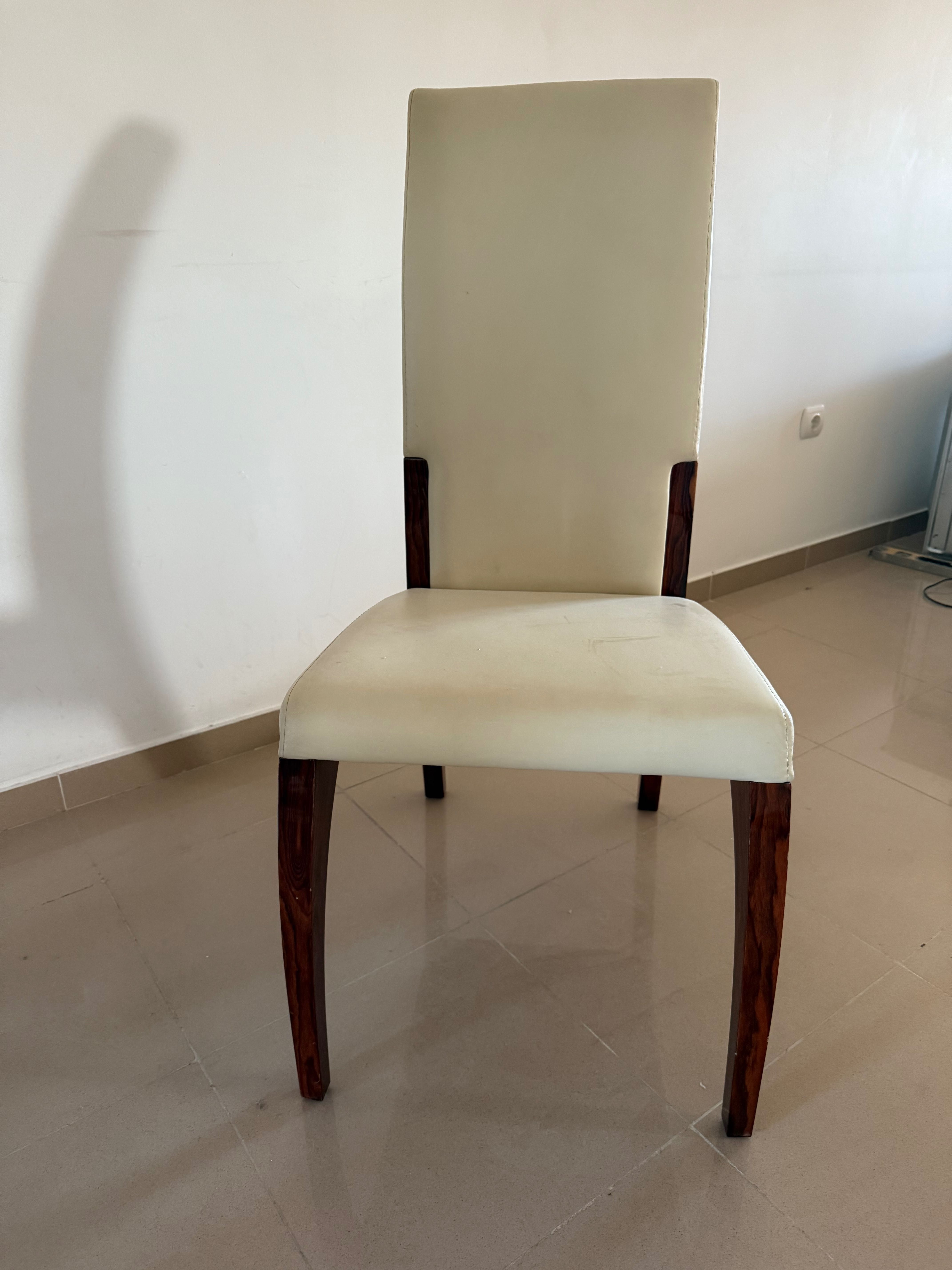 Conjunto de cadeiras para mesa de jantar em bom estado de conservação.