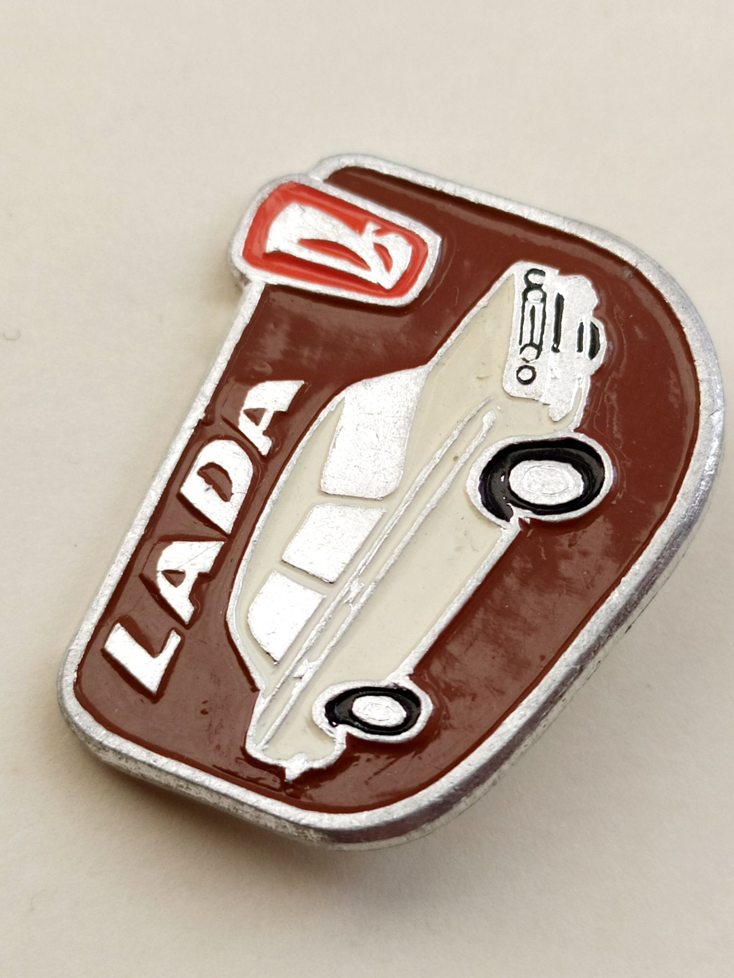 Бежевая Лада Lada Жигули 2106 значок автомобильный шильдик ВАЗ СССР