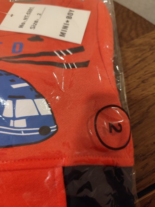 Últimos 8 conjuntos de criança/ revenda