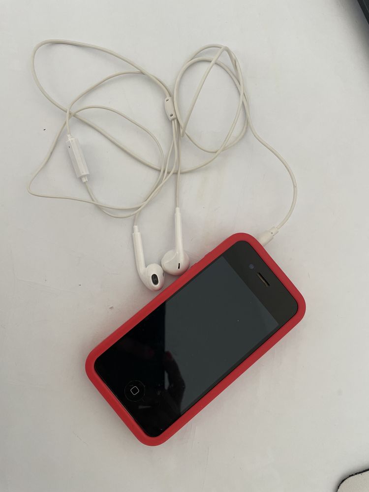 Iphone 4S com capa e auscultadores incluidos