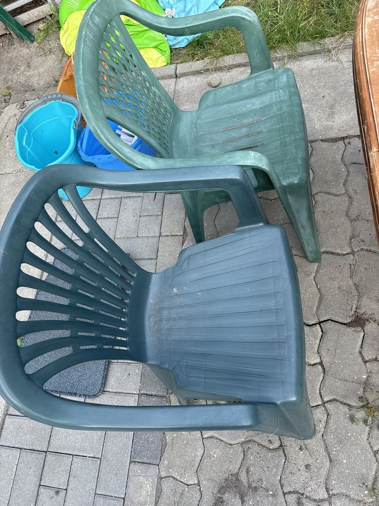 Do ogrodu: doniczki, stol rozkladany, krzesla  200zl za wszystkowiadra