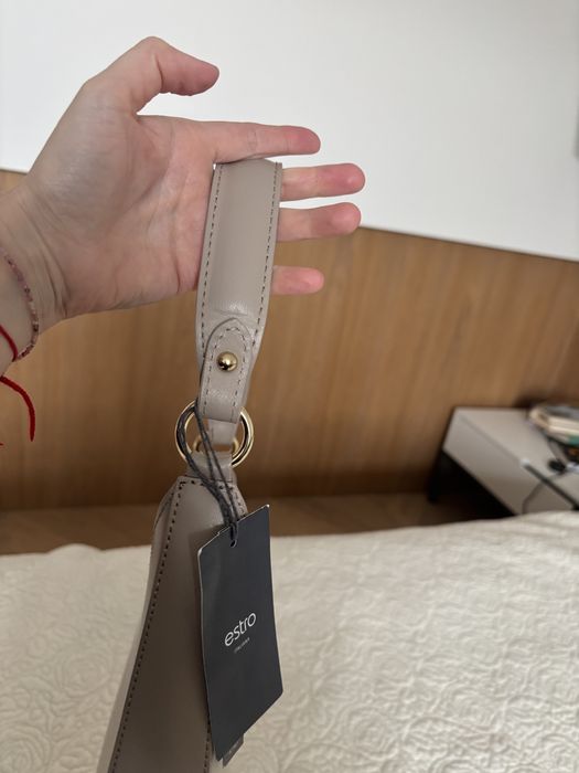 Шкіряна сумка Estro бежева напівмісяць