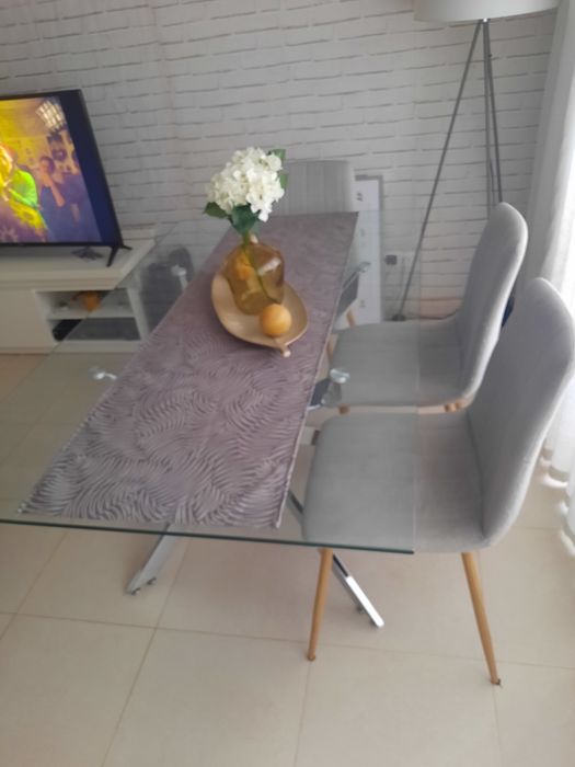 Mesa de vidro com cadeiras