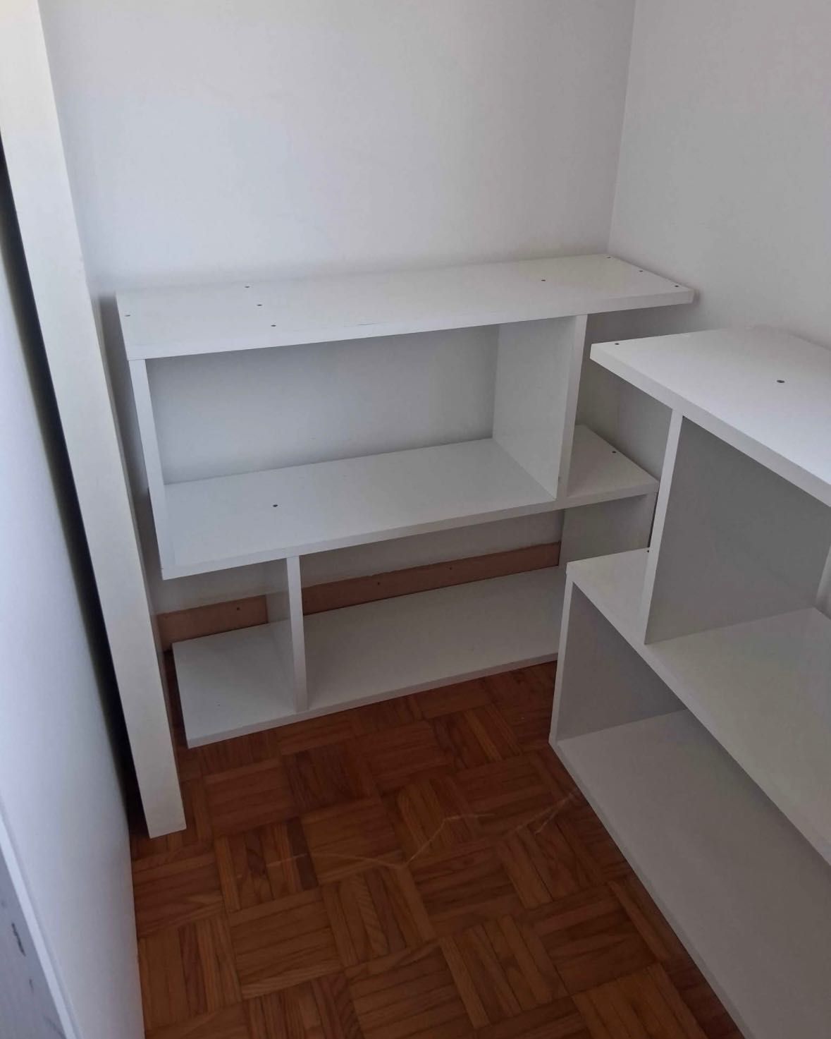 Estante branca com bastante arrumação
