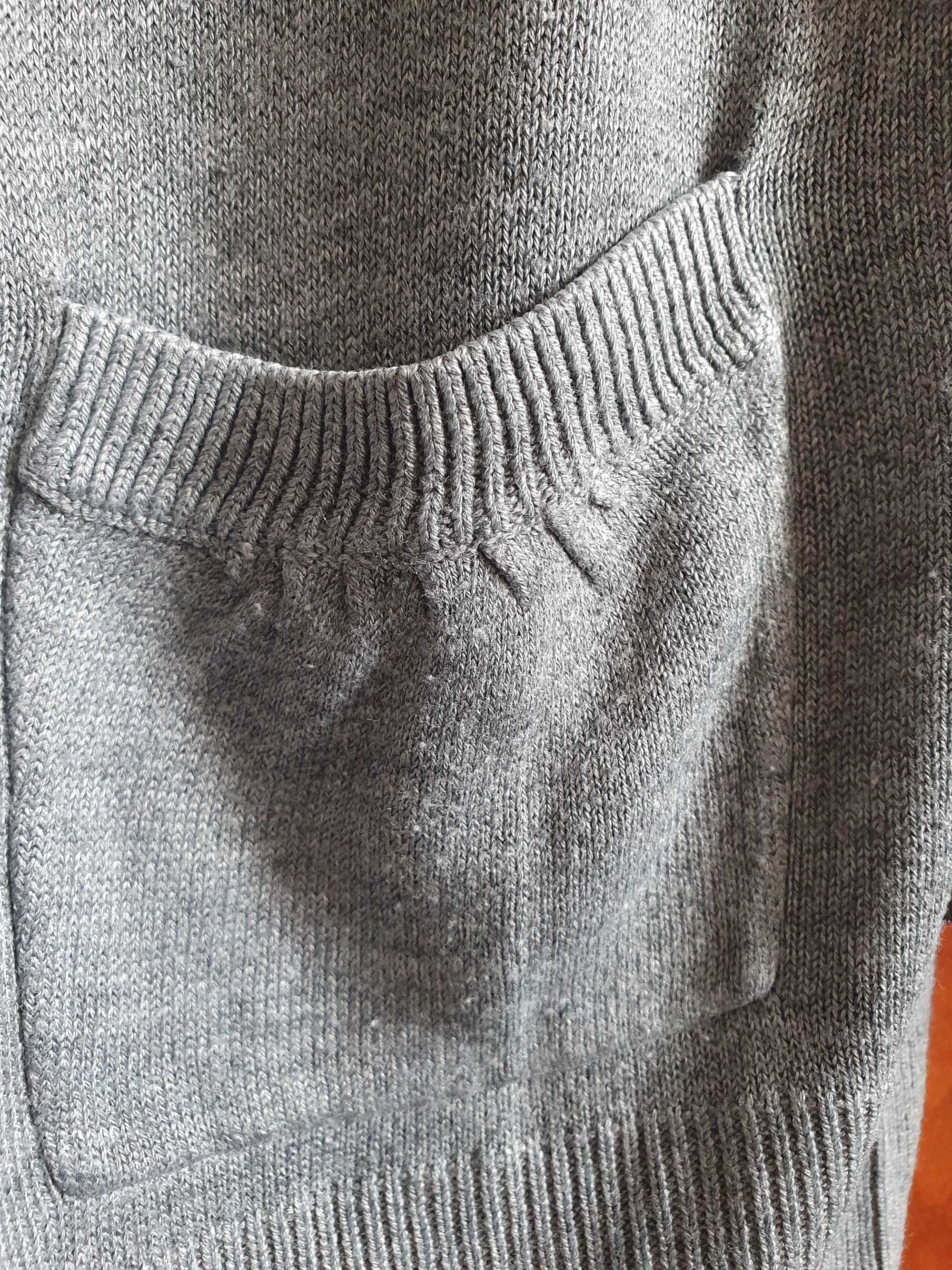 Sweter na guziczki z kieszonkami