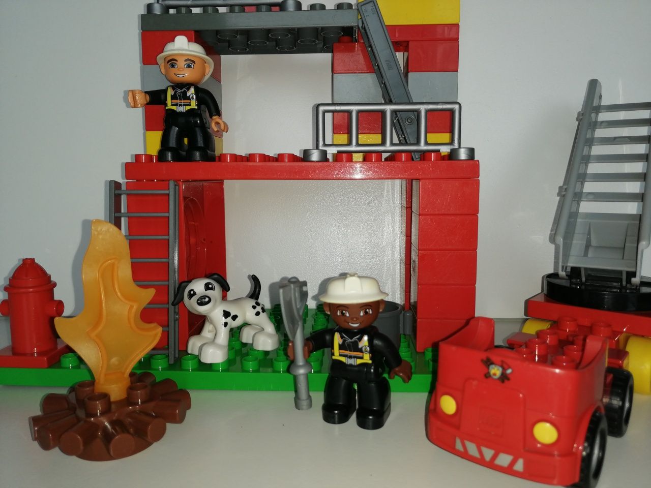 Klocki lego duplo remiza strażacka, figurki strażaków, wóz strażacki