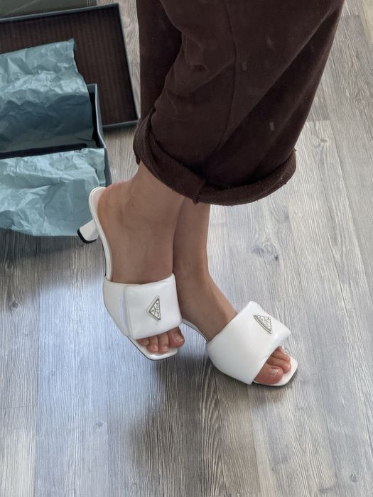 білі босоніжки Prada