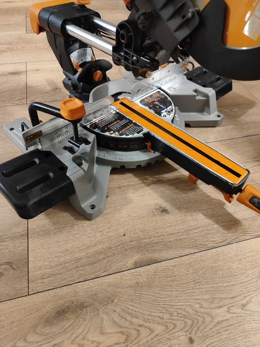 Piła ukosowa z posuwem Evolution 2000w, tarcza 255mm