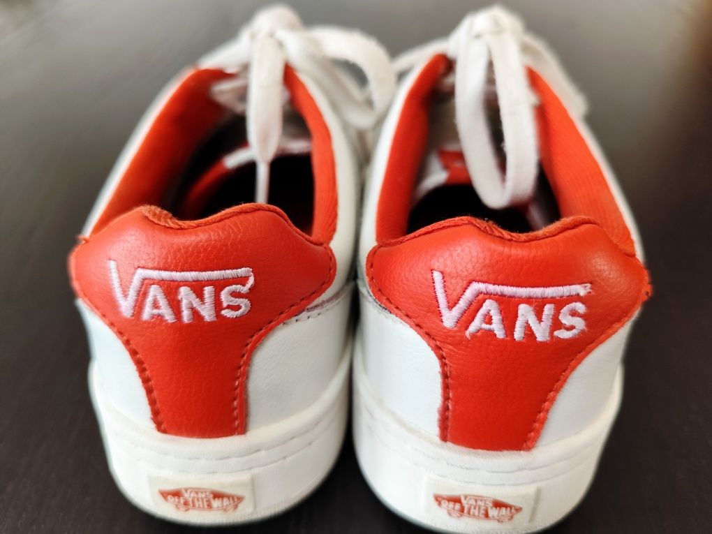 Sapatilhas brancas marca Vans (Tam. 36)