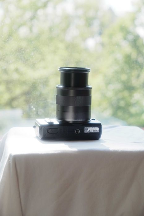 Aparat bezlusterkowy Canon EOS M bezlusterkowiec obiektyw lampa Speedl