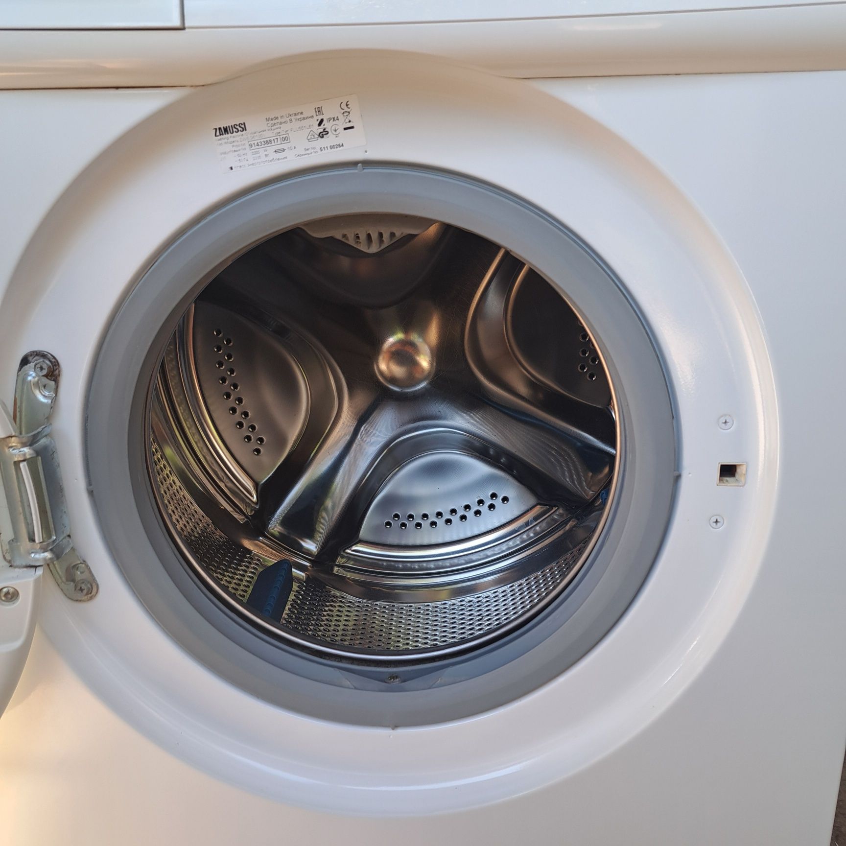 Продам стиральную машину Zanussi ZWSG6100V