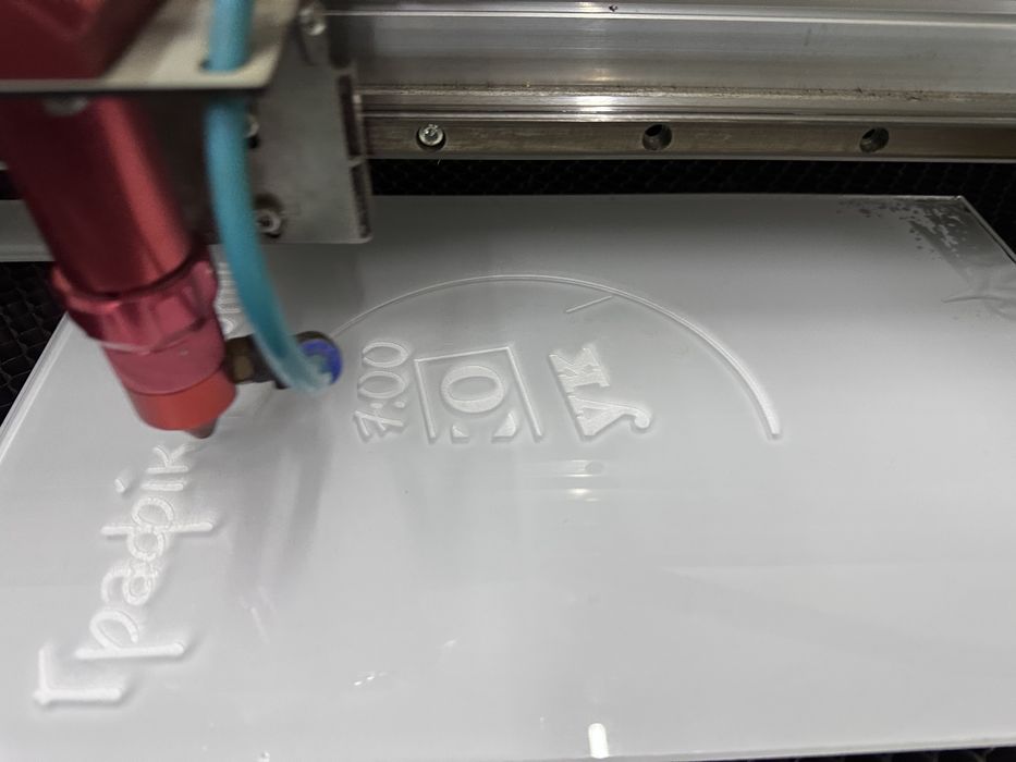 Лазерне різання акрилу та ПЕТ • порізка листових пластиків