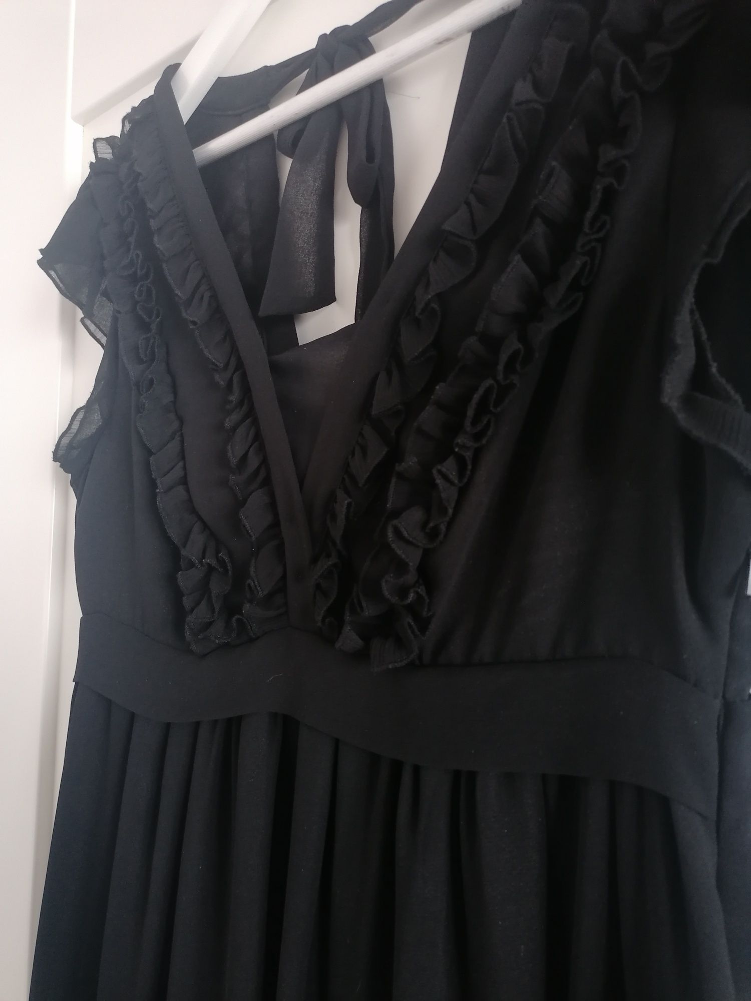 Czarna sukienka z fakbankami