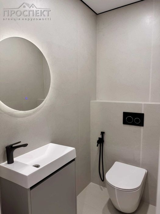 Квартира з новим ремонтом в центрі міста з автономним опаленням