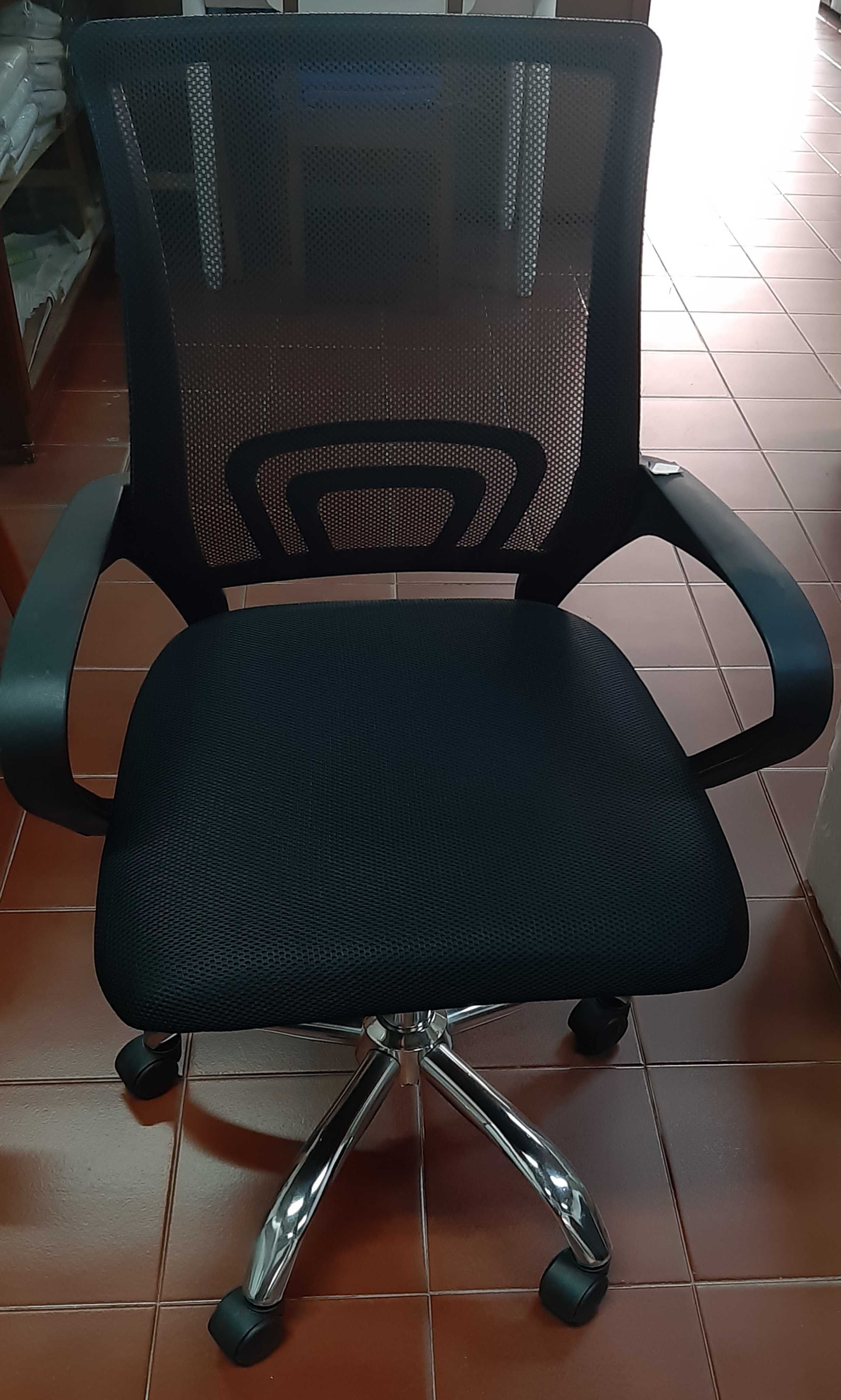Cadeira de escritório nova em loja