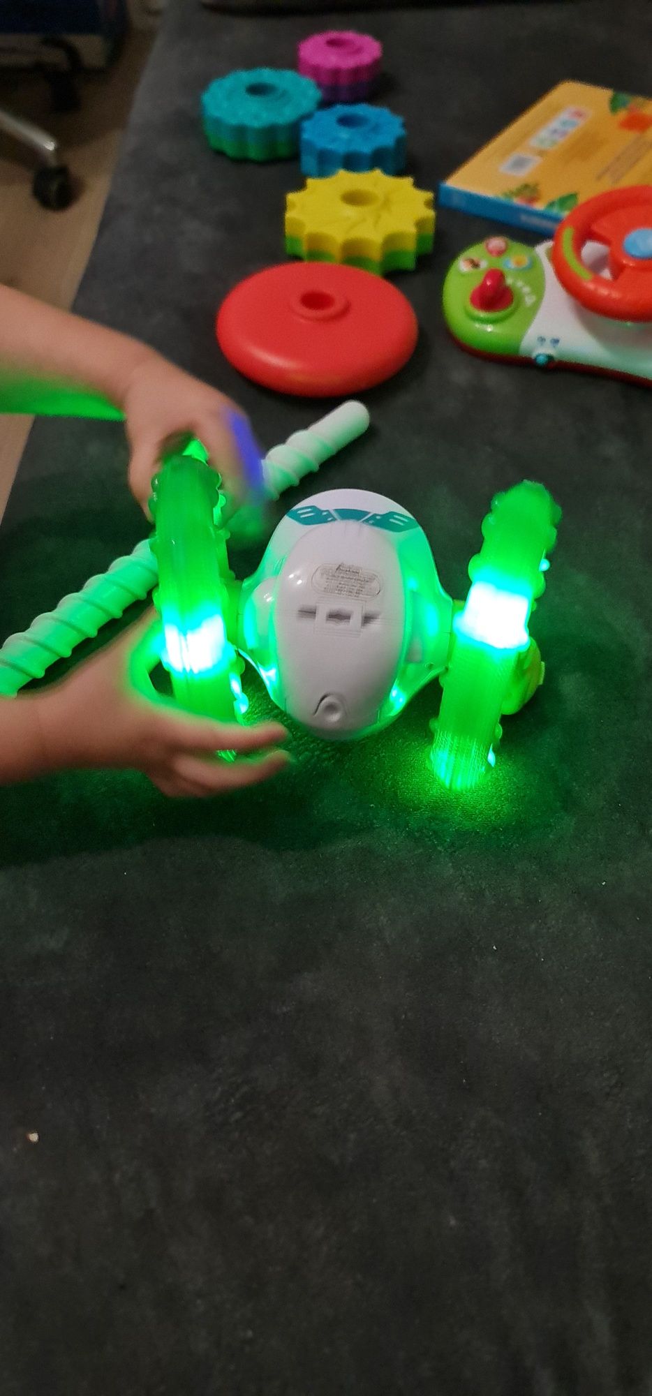Zabawka robot raczkowanie chodzenie