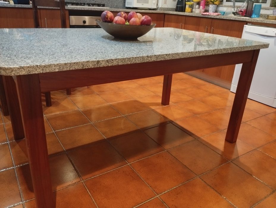 Mesa madeira maciça e granito