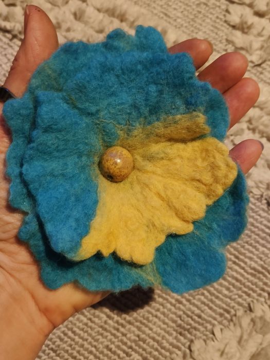 Broszka z filcu duża.