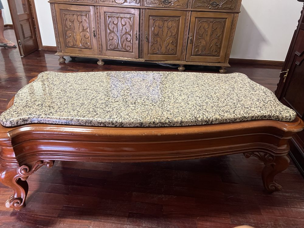 Mesa de centro com pedra em marmore