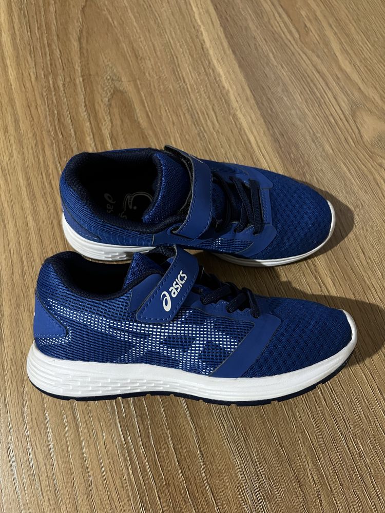 Кросівки ASICS .